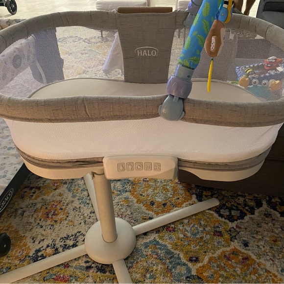 Halo bassinet , mamaroo and dockatot - Picture 5 of 8